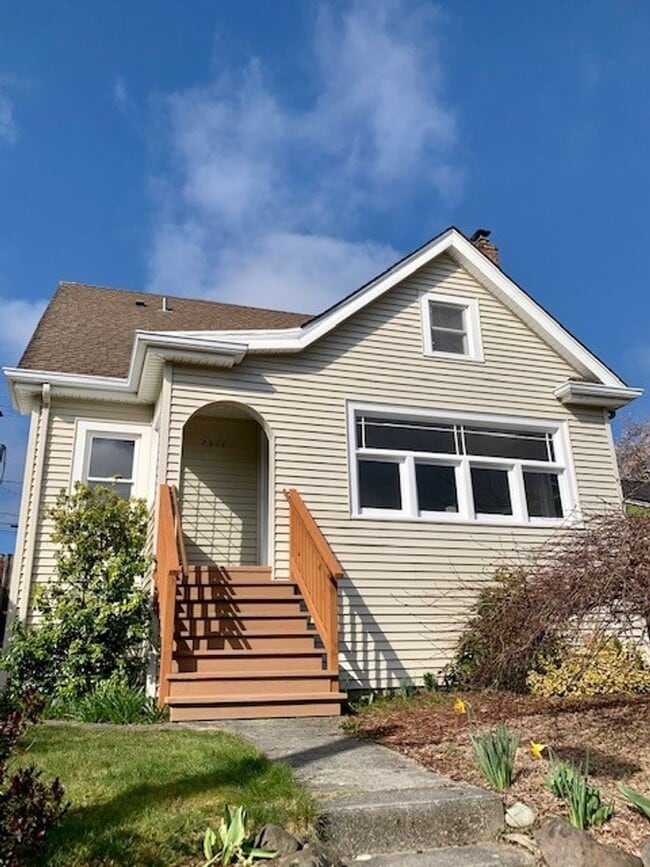 Building Photo - Remodeled 3 Bedroom Home-Duplex in Loyal Heights READY FOR MOVE IN NOW at $3875!