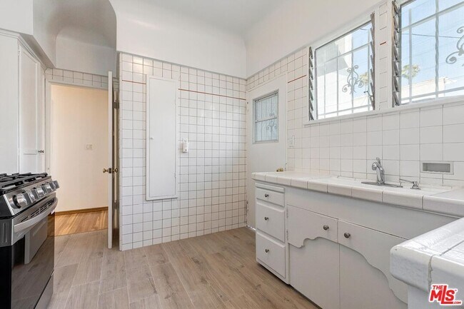 Building Photo - 448 1/2 S Wilton Pl