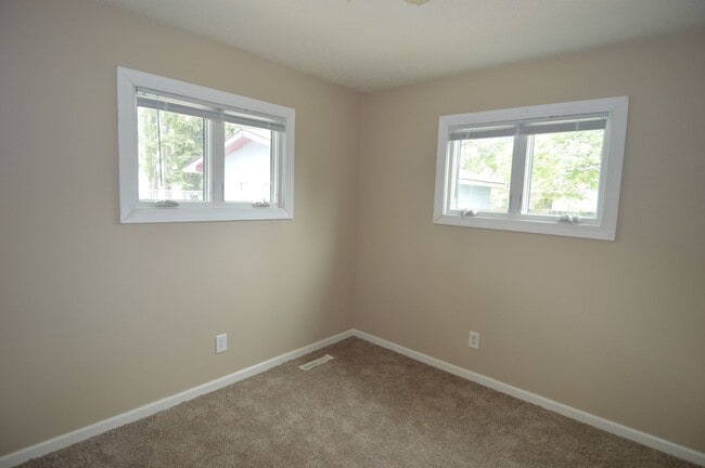 Building Photo - 5 Bedroom, 2 Bathroom House for Rent close to UND and Altru Hospital