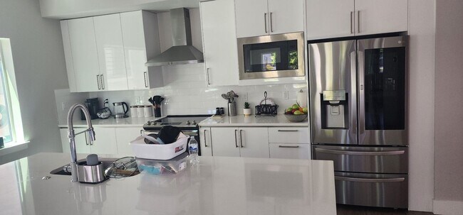 Building Photo - $3,950-Two-Story 4 Bedrooms, 2.5 Bathrooms Contemporary Home Awaits Your Tenancy!