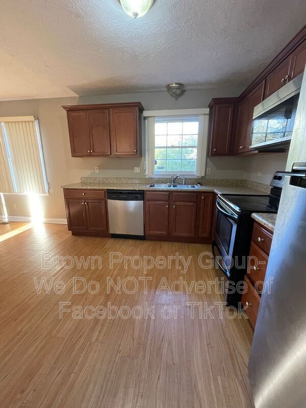 Building Photo - 1536 Rossmore Dr