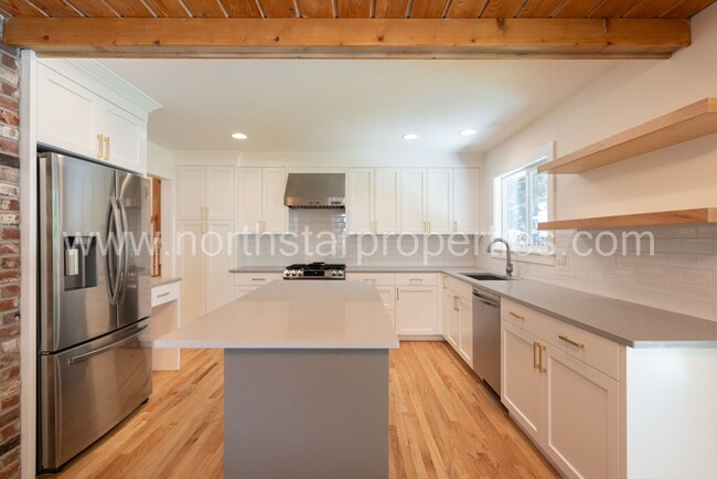 Building Photo - Exceptional Remodel Near Waluga Park