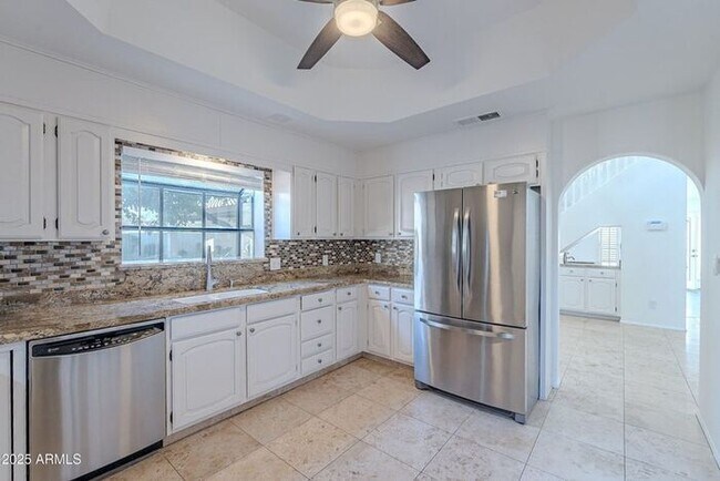 Building Photo - 3-bedroom townhome in great central Phoeni...