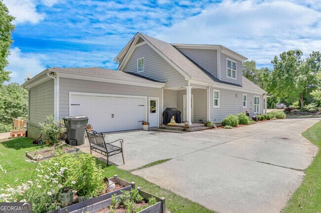 Building Photo - 131 Village Dr