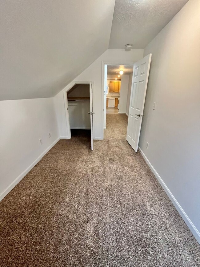 Building Photo - 815 W 11th St