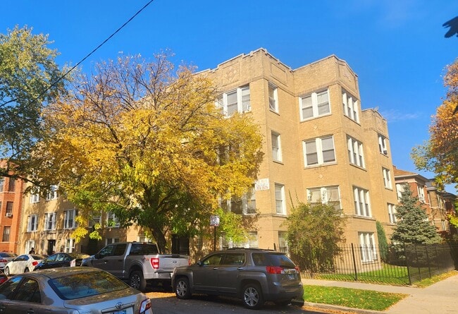 Primary Photo - 3036 W Leland Ave