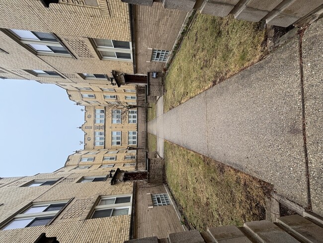 Building Photo - 2216 W Thome Ave