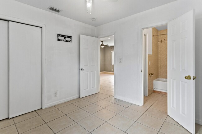 Building Photo - 709 SW 13th Ave