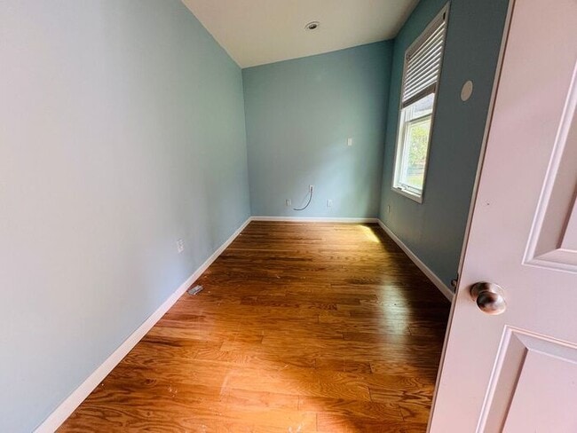 Building Photo - Fenced yard!