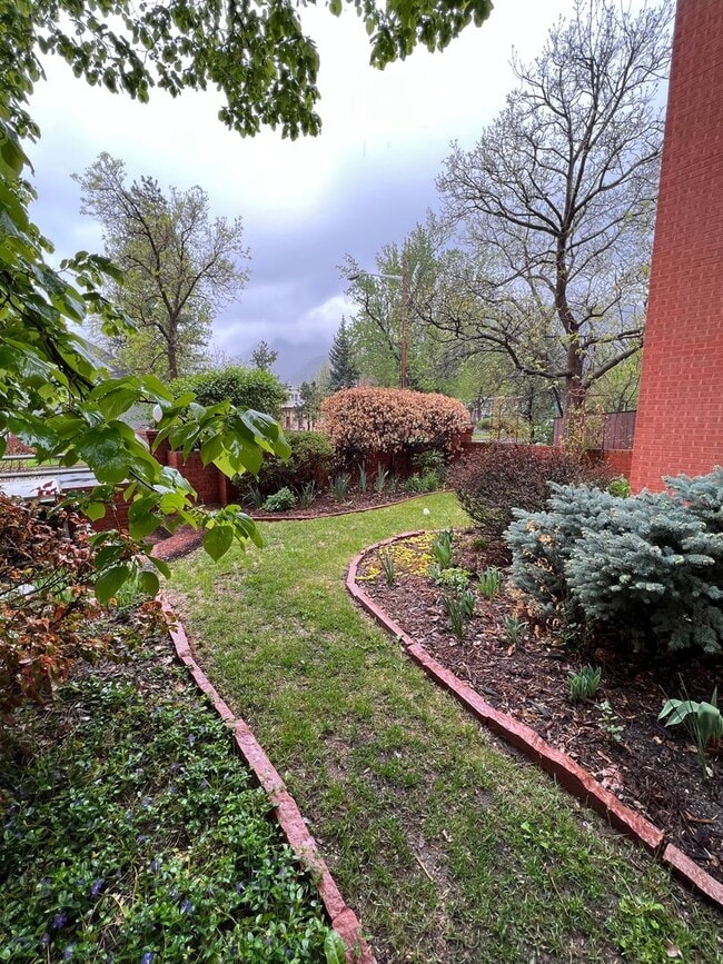 Building Photo - AMAZING LOCATION 2 Bed 1 Bath Condo of West Pearl In Boulder