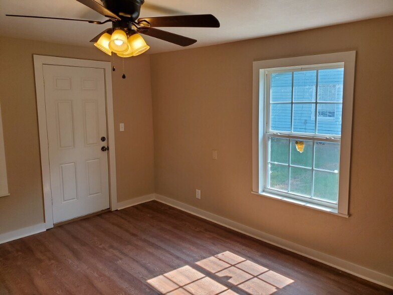 Building Photo - 901 N Bledsoe St