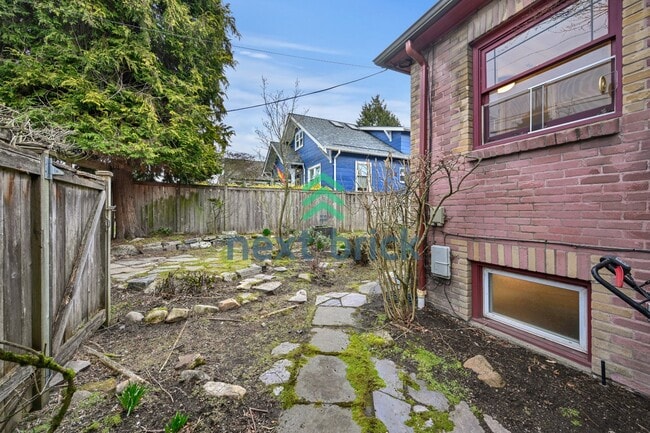 Building Photo - A classic vintage house ready to rent