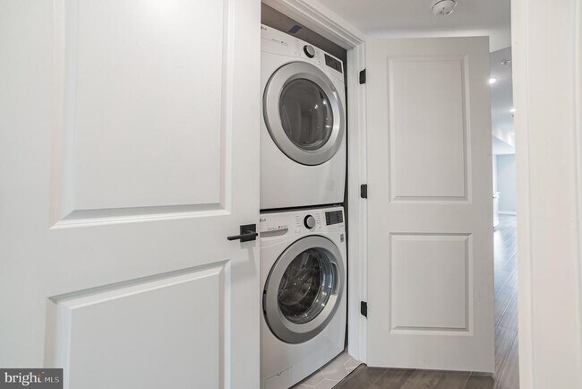 Building Photo - 2410 Clifford St