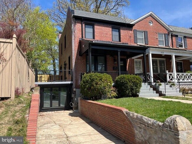 Building Photo - 327 Whittier St NW