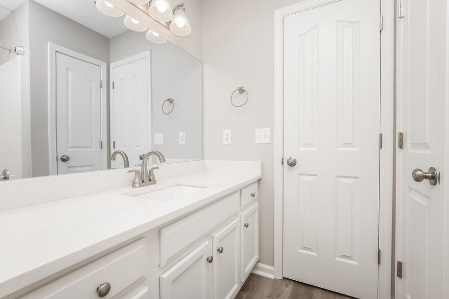 Building Photo - 3157 Holsted Dr
