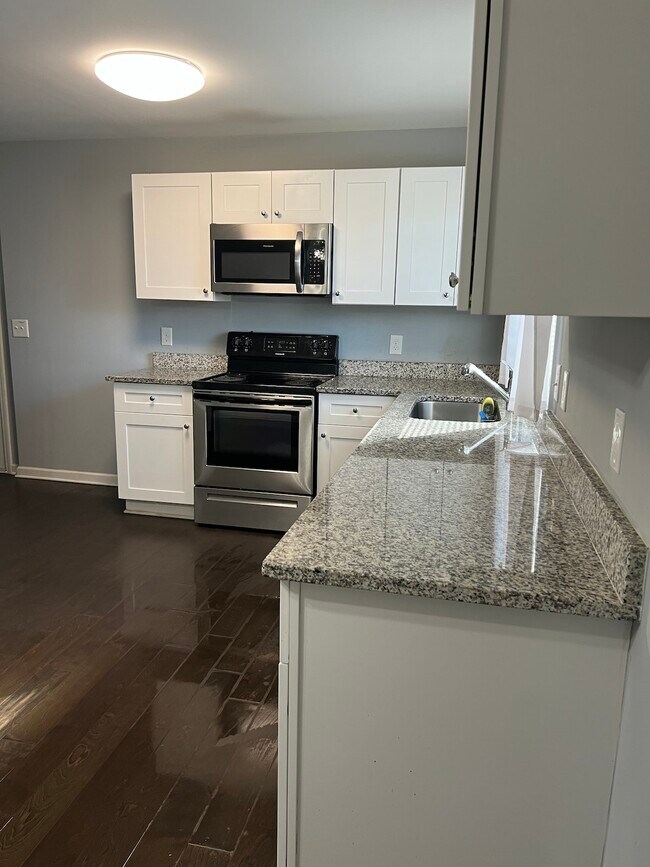 Building Photo - 43 Finch Dr SE