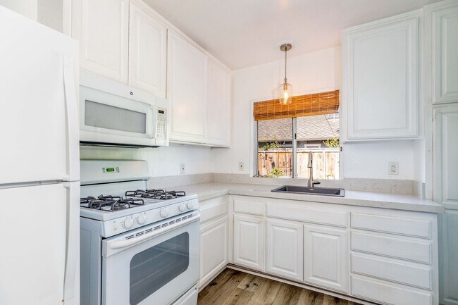 Building Photo - 1172 Catalina St