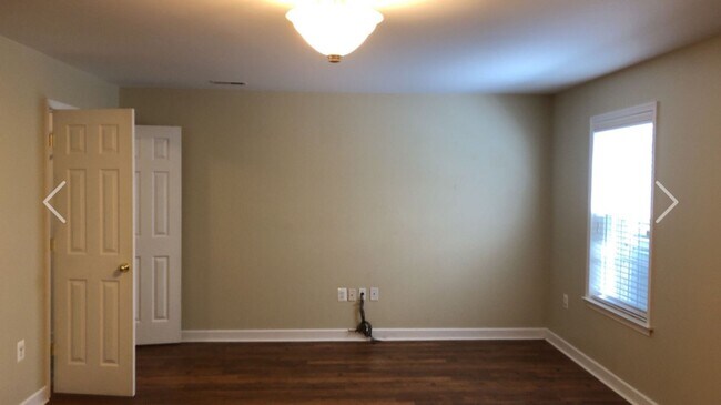 Building Photo - Awesome end unit townhouse in waterfront community