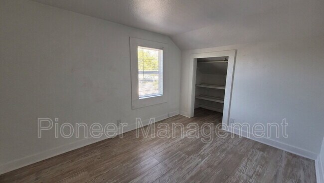 Building Photo - 368 E Dean Ave