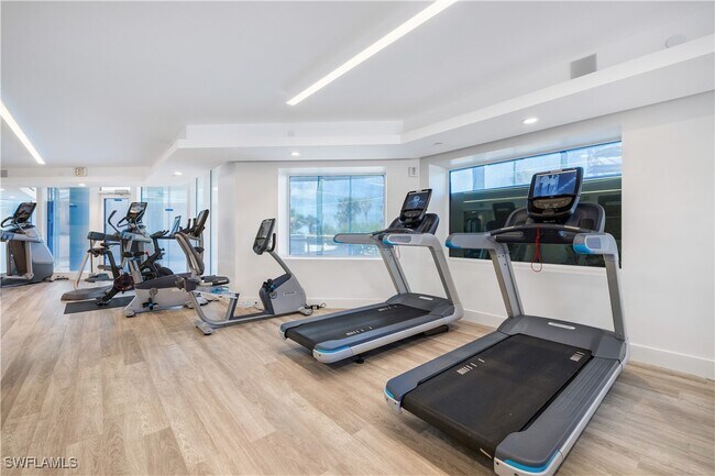 Building Photo - 8231 Bay Colony Dr