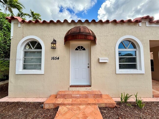 Building Photo - 1654 SW 14th Terrace