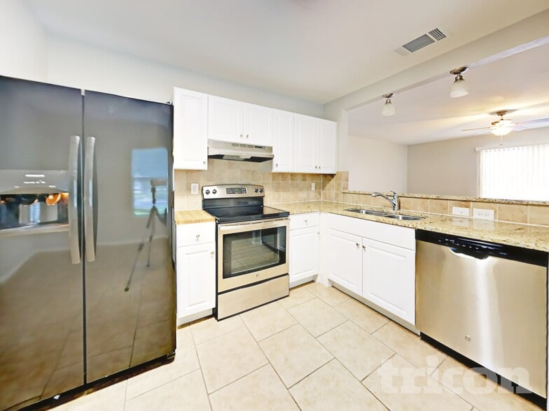 Building Photo - 7606 Chatsworth