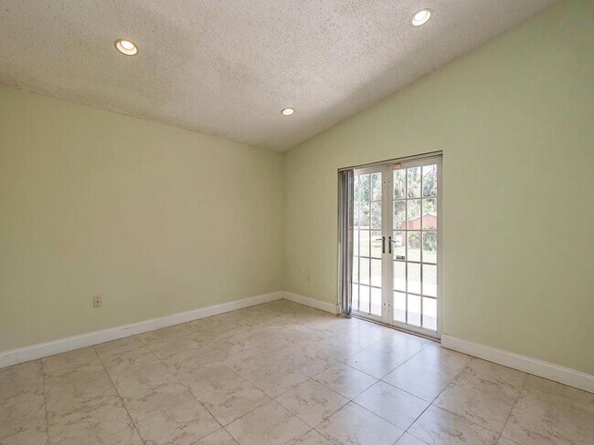 Building Photo - GOLDEN GATE ESTATES-3 BED 2 BATH SINGLE FA...