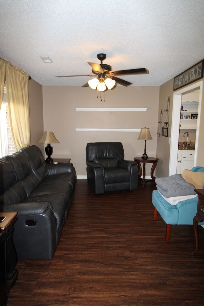 Building Photo - Brewington Estates - 3 bedroom / 2 bath - ...