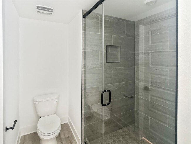 Building Photo - 6107 Begonia Cir