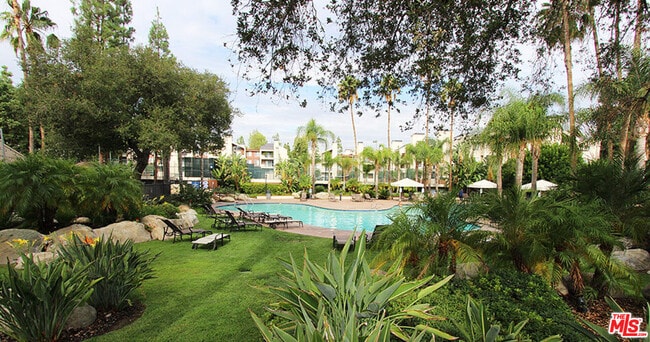 Building Photo - 21450 Burbank Blvd