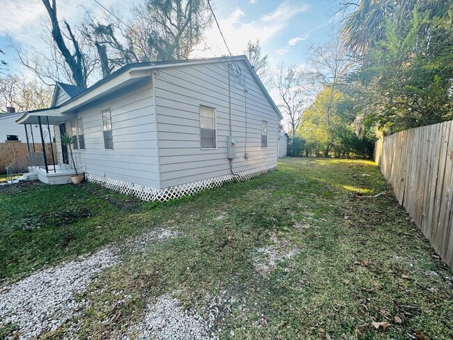 Building Photo - **Move in ready 3/1 Single Family home 32254