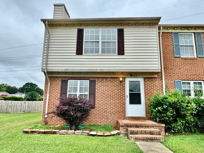 Building Photo - Completely Updated & Ready NOW! New Floori...