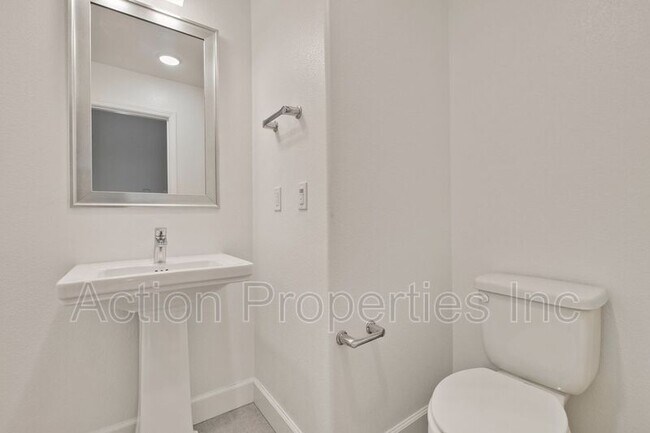 Building Photo - 605 Cinnamon Cir.