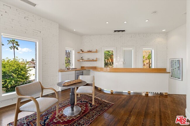 Building Photo - 2700 Glendower Ave
