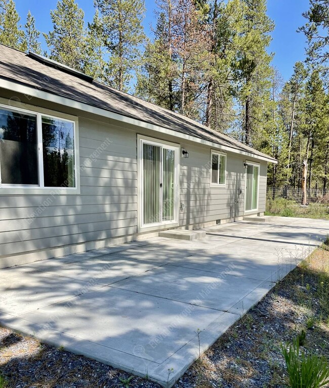 Building Photo - Beautiful home in Sunriver on wooded lot a...