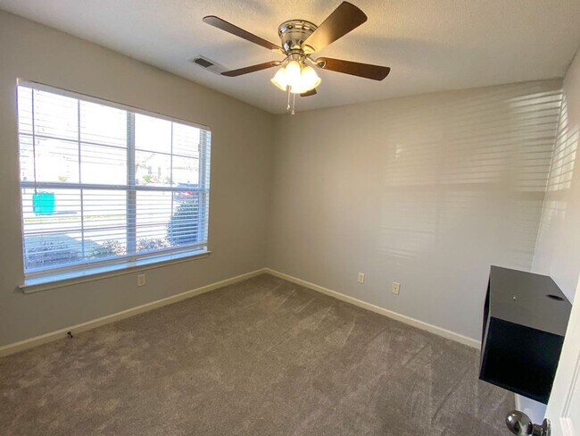 Building Photo - 3 bed, 2 bath with granite counters, ss ap...