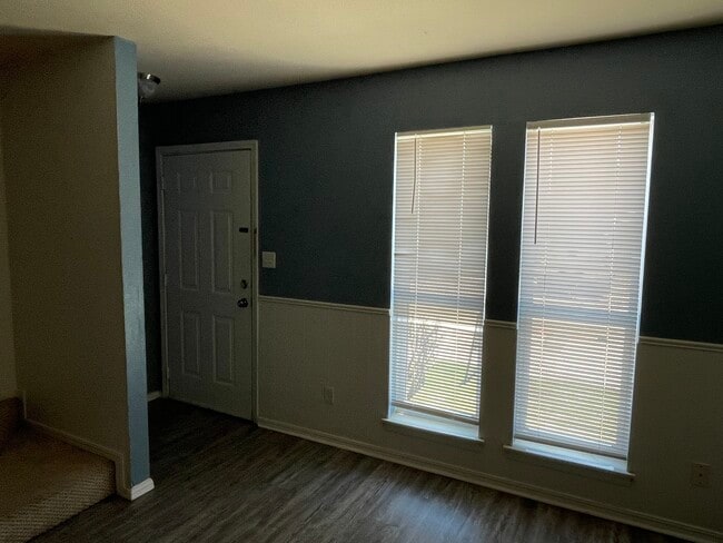 Building Photo - 1901 E Lindsey St