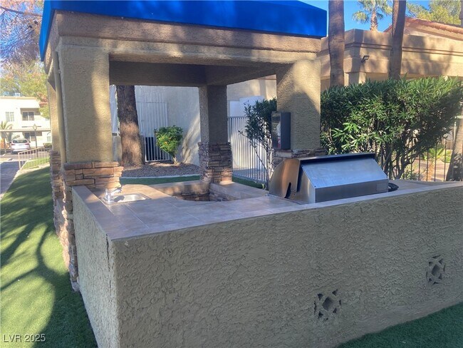 Building Photo - 3145 E Flamingo Rd