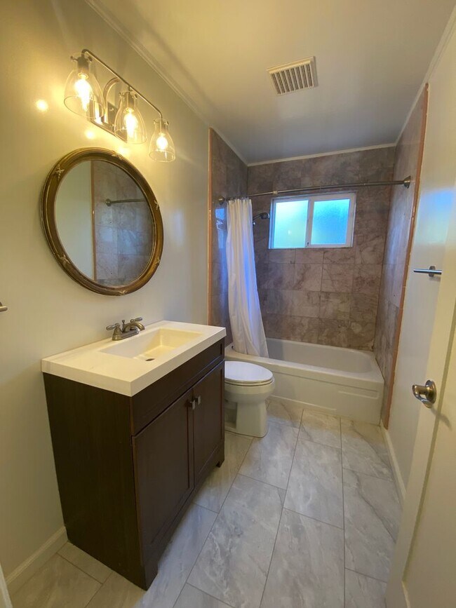 Building Photo - Bright & Cheery 2 Bedroom Home