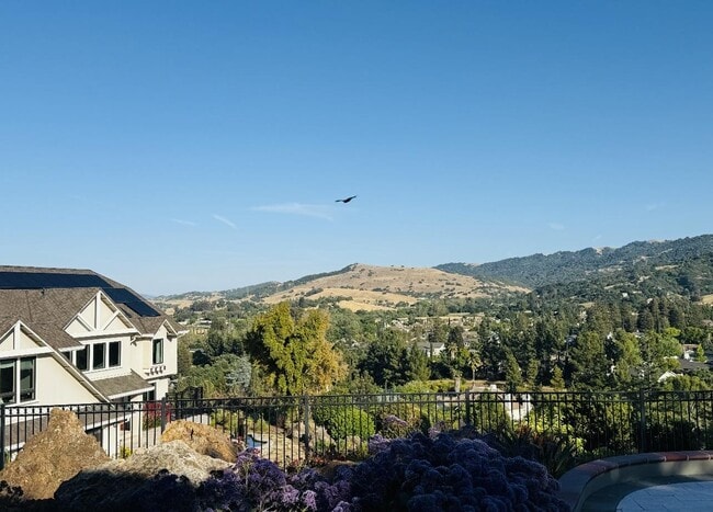 Building Photo - 985 Woodview Pl