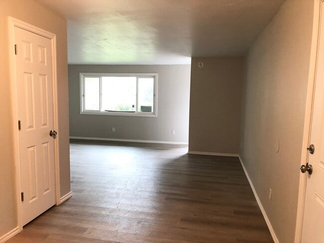 Building Photo - EM1112-B