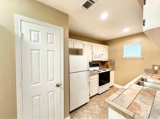 Building Photo - Perfect Student Retreat – Private 1BR Cottage with Washer/Dryer Near UNT