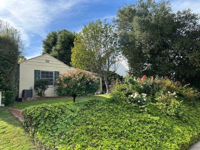 Building Photo - Rare Nostalgic Vintage 2Bedroom Home