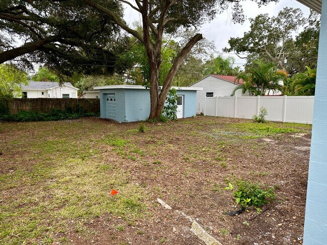 Building Photo - Stunningly Renovated 2/1 near the water av...