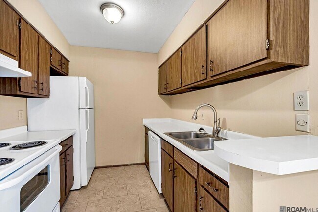 Building Photo - 2100 College Dr