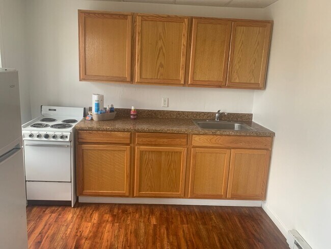 Building Photo - Spacious 3rd floor efficiency York City