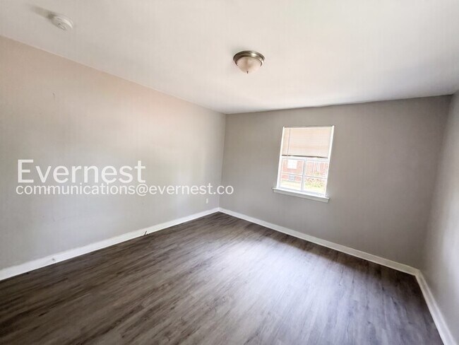 Building Photo - 1000 4th Ave W