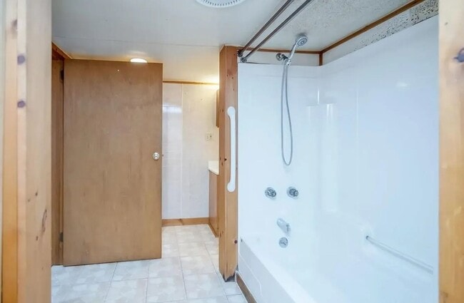 Building Photo - 2 Bedroom Apartment - Midtown Kingston