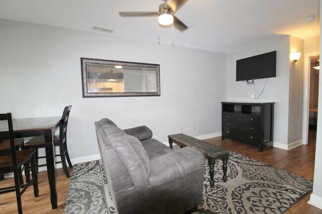 Building Photo - 1374 Bradley Dr