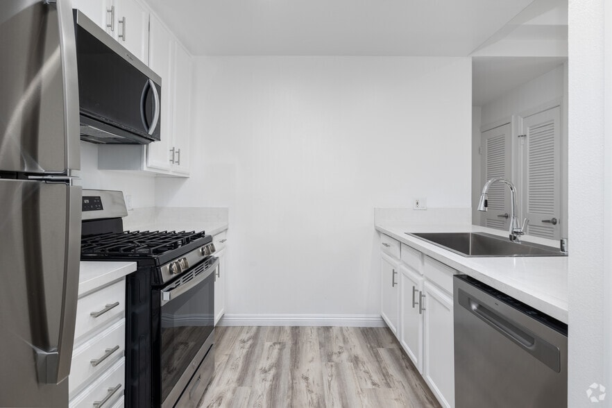 1BD, 1BA - 650SF - Kitchen - 1347 23rd St